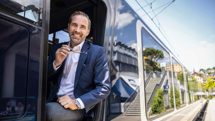 Le chef de Suisse Tourisme, Martin Nydegger, dans le train panoramique dans lequel Roger Federer et Trevor Noah ont également voyagé récemment...</p>