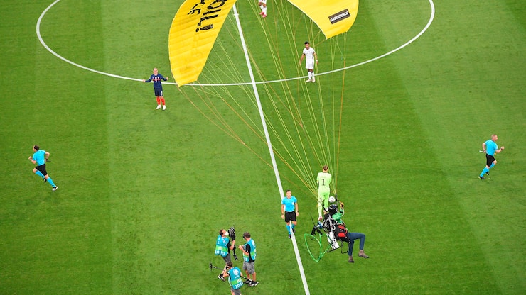 A Greenpeace protester is seen flying into the stadium prior to the UEFA Euro 2020 Championship Group F match between France and Germany at Allianz Arena, on June 15, 2021 in Bavaria, Munich, Germany. Photo by David Niviere/ABACAPRESS.COM (FOTO: DUKAS/ABACA)