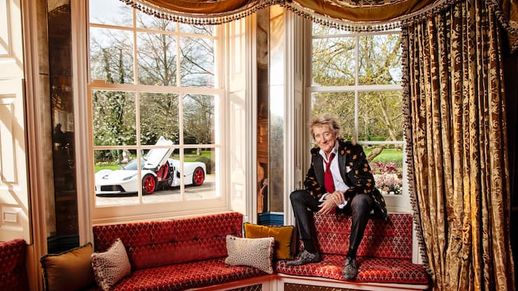 Le musicien écossais Rod Stewart prend la pose dans sa propriété de l’Essex au nord-est de Londres