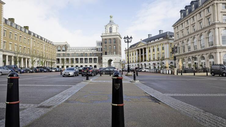 La grande place de la bourgade, le Queen Mother Square