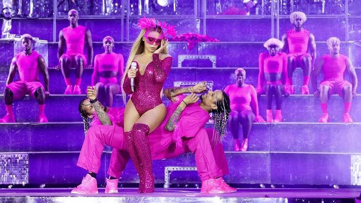 Beyoncé faisant un clin d'oeil à Barbie lors de sa tournée Renaissance World Tour