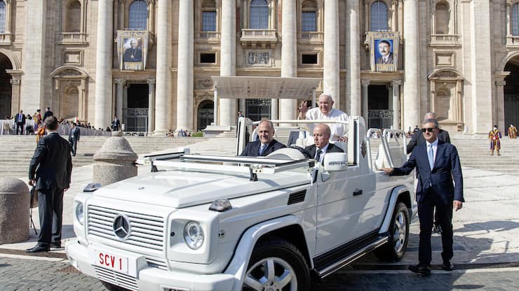 Le pape François dans sa voiture