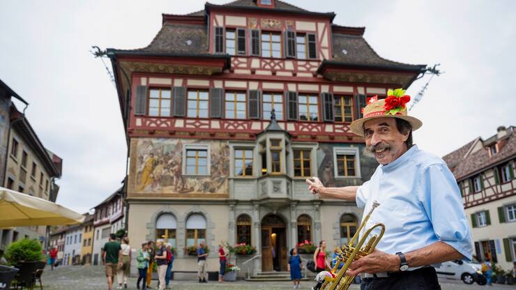 Sigi Michel devant l’hôtel de ville de Stein am Rhein. 
