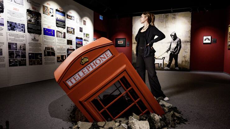 L'exposition «The Mystery of Banksy – A Genius Mind». Ici, l'oeuvre «Submerged Phone Booth».
