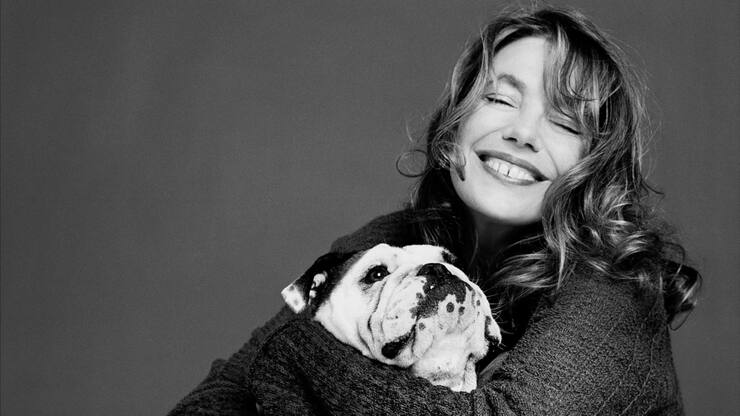 Jane Birkin en 2003 avec son bouledogue Dora