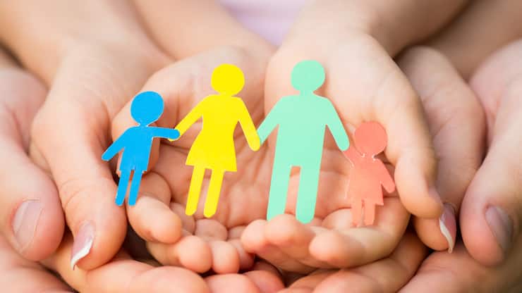 Petits personnages en papier représentant une famille