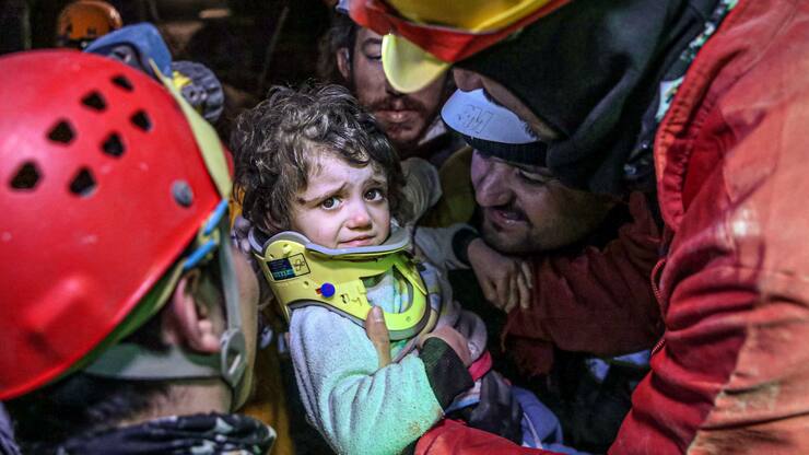 Une petite fille de 2 ans a été sauvée après 44 heures passées sous les débris.