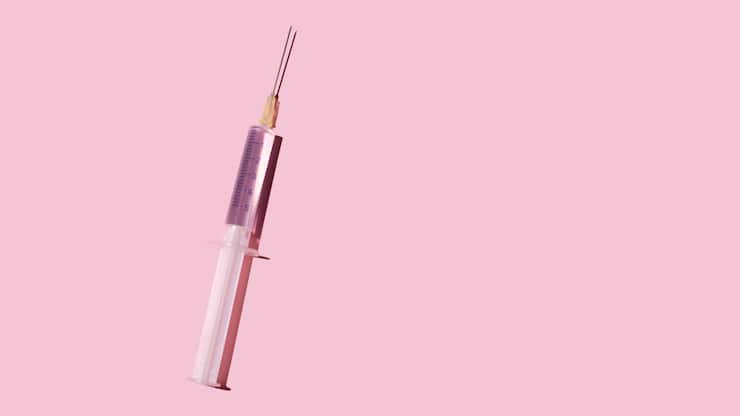 La seringue et sa menaçante aiguille.