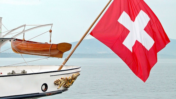 Le décor de poupe sculpté dans le bois et recouvert de feuilles d’or de La Suisse, mis en service en 1910. Pas peu fière, la CGN qualifie ce navire rénové en 2009 de plus beau bateau à vapeur du monde.