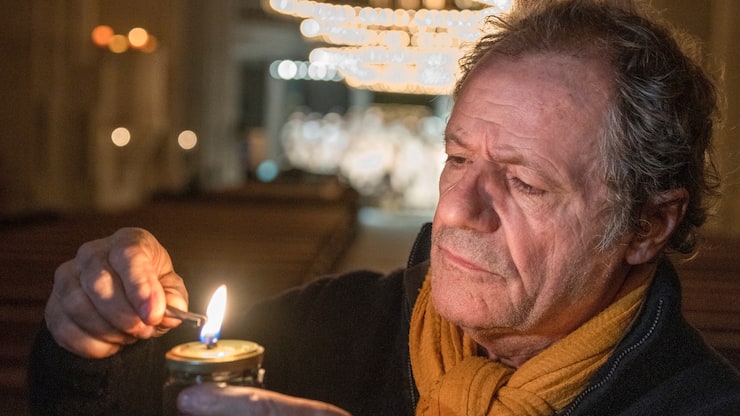 Renato Häusler contrôle et allume chacun des 600 lumignons que compte cette installation. Ils sont remplis d’une cire liquide qui tient vingt heures.