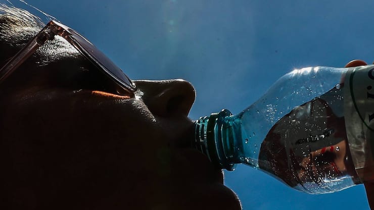  Symbolfoto, Hitze, Hitzewelle, trinken, Mineralwasser