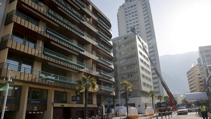 Photo prise sur les lieux de l'accident du drame de Montreux: quatre personnes ont été retrouvées mortes et une autre grièvement blessée au pied d'un immeuble après en être tombées, à Montreux, en Suisse, le 24 mars 2022.