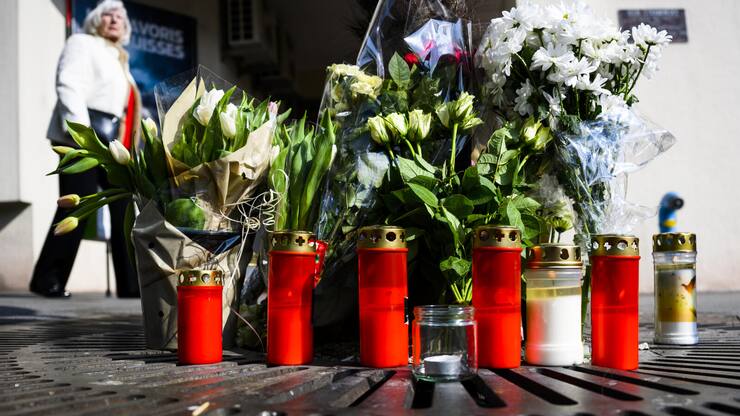 Des bougies et des fleurs en hommage aux victimes sont deposees sur les lieux du drame le vendredi 25 mars 2022 a Montreux. Quatre personnes ont ete retrouvees mortes jeudi matin au pied d'un immeuble du centre-ville de Montreux (VD), et une cinquieme se trouve dans un etat grave. Les circonstances du drame ne sont pas encore connues, mais les victimes auraient saute depuis un appartement. (KEYSTONE/Jean-Christophe Bott)