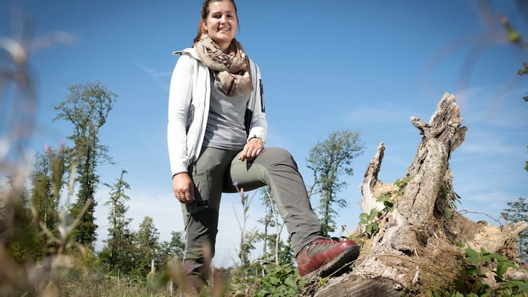 Noémie Schaeffter, collaboratrice scientifique de l'office jurassien de l'environnement et ingénieure forestière.
