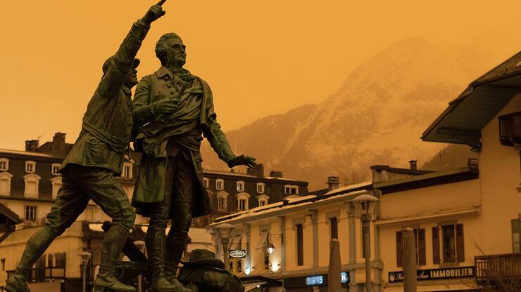Ciel et lumiere orange ce matin dans la vallee de Chamonix Mont Blanc.