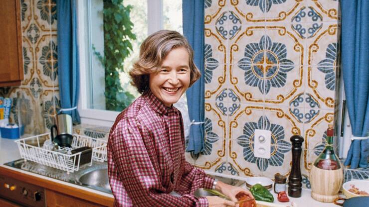 Elisabeth Kopp travaille dans la cuisine de sa maison à Zumikon, photographiée en 1984, l'année de son élection en tant que première femme au Conseil fédéral.