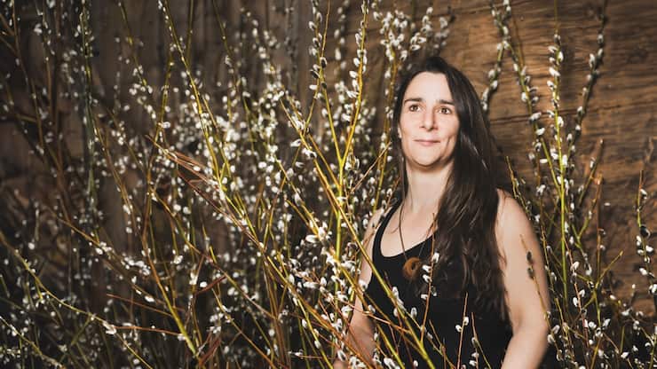 Stéphanie Portier (40 ans) dans sa pépinière avec des saules à chaton, les premières fleurs du printemps.