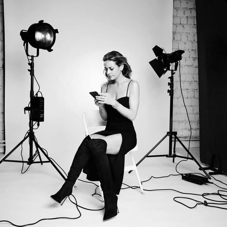 Femme d’affaires: même durant les shootings, Christa Rigozzi répond à ses e-mails.