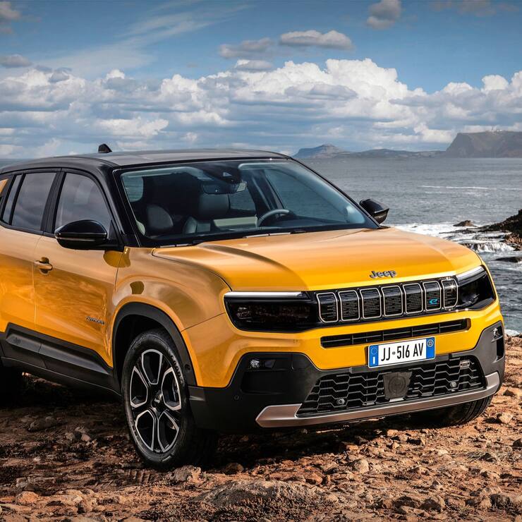 Le tout nouvel Avenger a beau être le plus petit modèle de la gamme, Jeep innove en matière de design, d’intérieur et de propulsion électrique avec une puissance de charge de 100 kW.