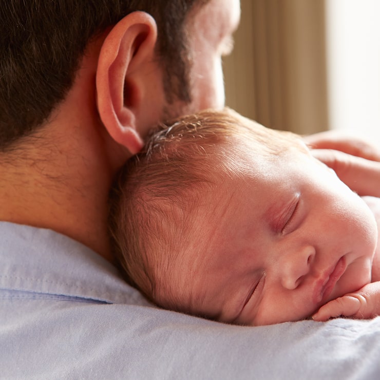 Un père et son nouveau-né