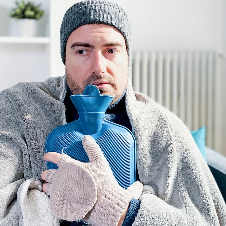 Un homme souffre du froid dans son appartement