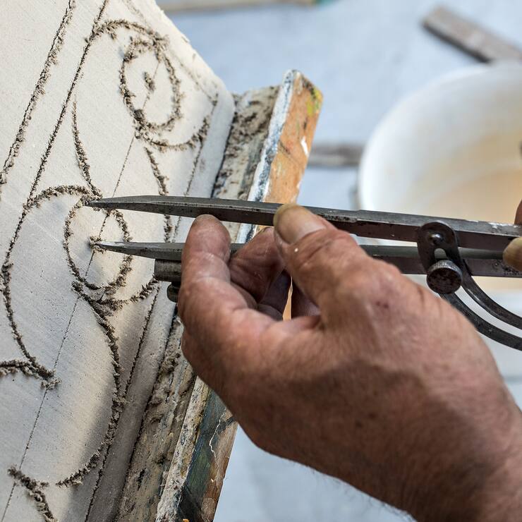 Paulin Nuotclà travaille comme sgraffiteur et restaurateur depuis quarante-cinq ans.