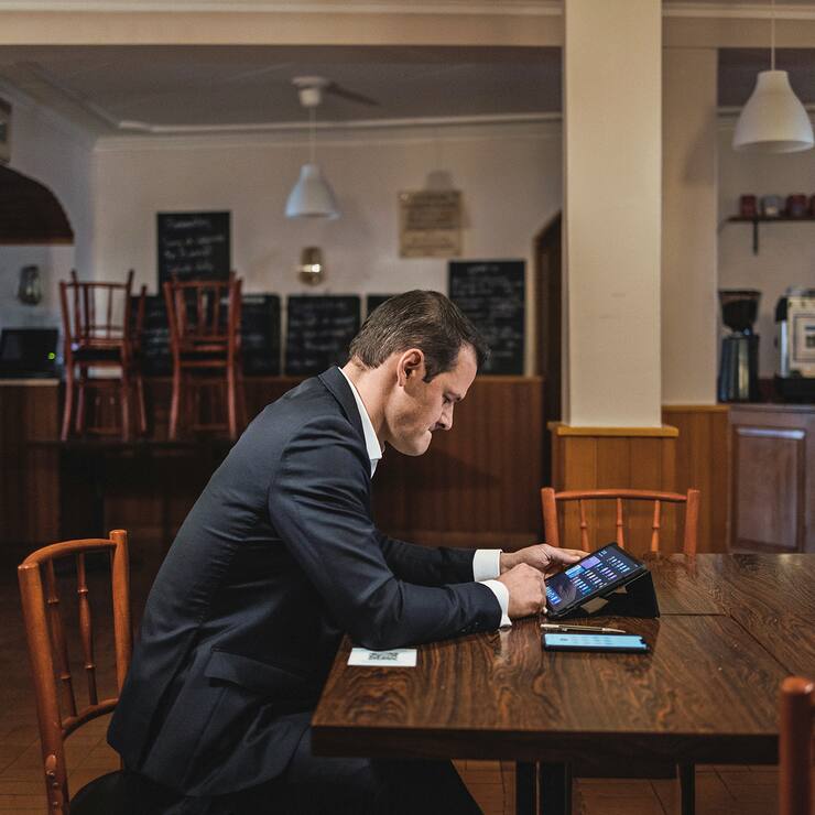 GenÃ¨ve, 28 mars 2021. Quelques minutes avant l'annonce officielle, la chancellerie informe Pierre Maudet de sa dÃ©faite. Dernier tour de l'Ã©lection complÃ©mentaire au Conseil d'Etat pour le remplacement du poste de Pierre Maudet, auquel il se reprÃ©sentait. Avec 8.2% d'avance sur Pierre Maudet, la candidate verte Fabienne Fischer remporte l'Ã©lection. Â© Niels Ackermann / Lundi13