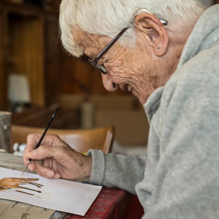 Helen Güdel est toujours en train de peindre. Elle dessine actuellement pour un commanditaire indien. Le motif du renard décorera bientôt la doublure d’une veste.