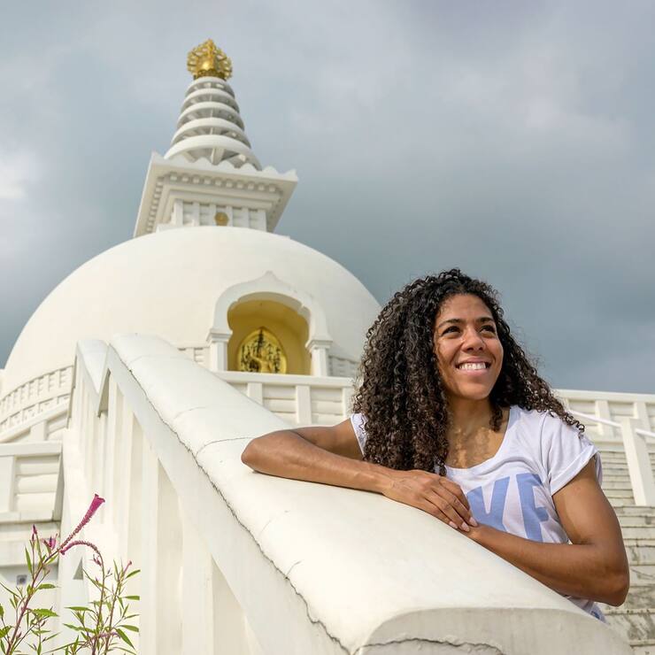 Mujinga Kambundji devant la World Peace Pagoda.