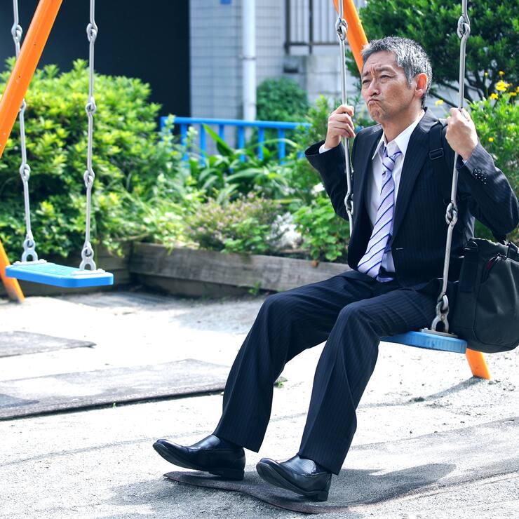 Un homme sur une balançoire
