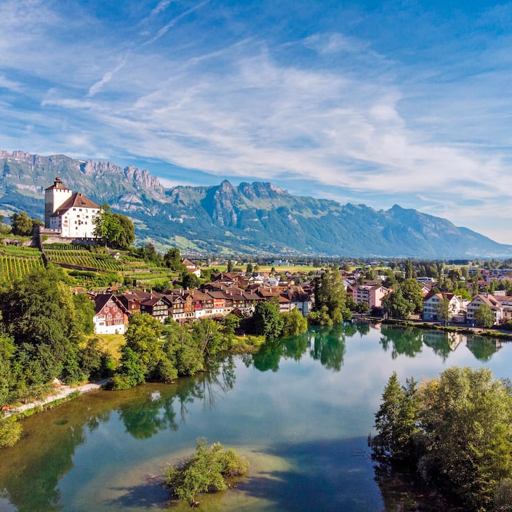 Une pure merveille pour des promenades inspirantes et paisibles: le lac de Werdenberg que surplombe un majestueux château.