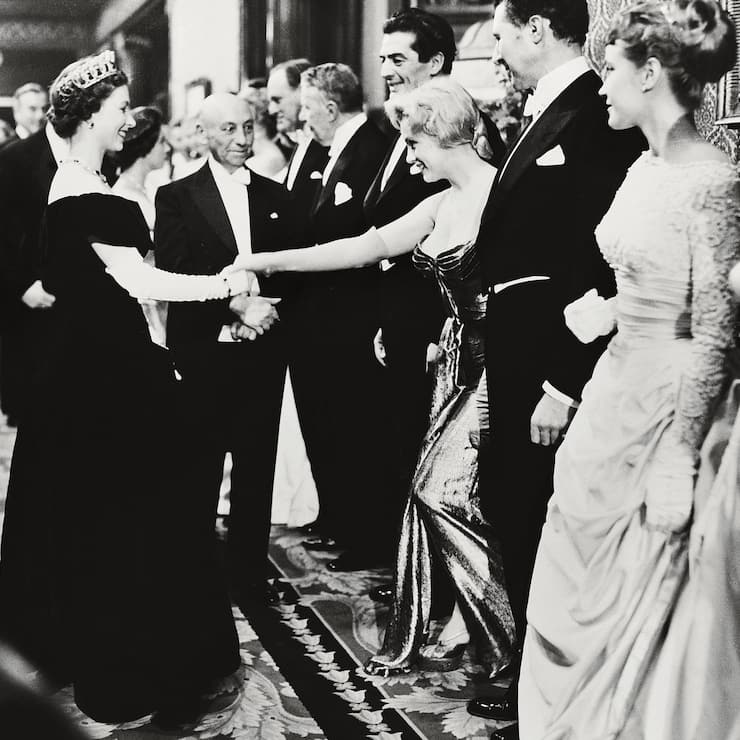 Marilyn Monroe rencontre la reine Elisabeth II en 1956