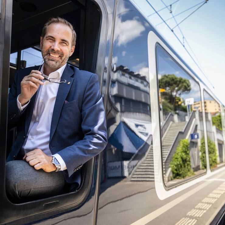 Le chef de Suisse Tourisme, Martin Nydegger, dans le train panoramique dans lequel Roger Federer et Trevor Noah ont également voyagé récemment...</p>