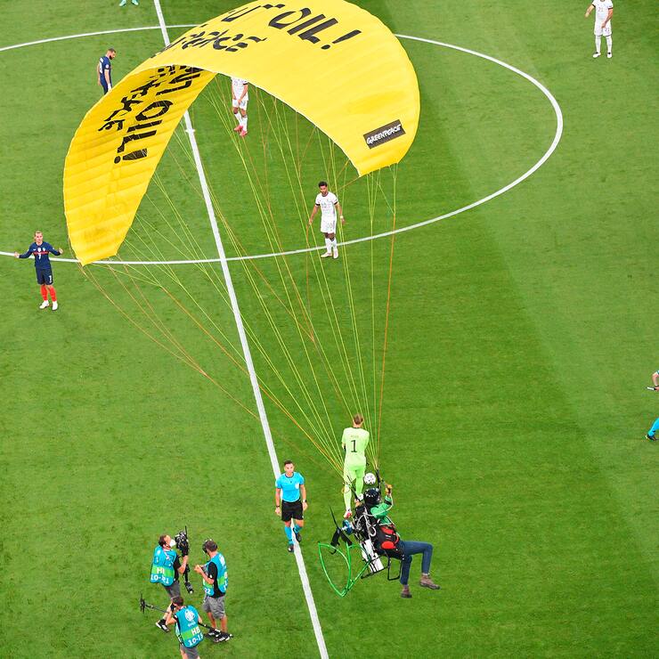 A Greenpeace protester is seen flying into the stadium prior to the UEFA Euro 2020 Championship Group F match between France and Germany at Allianz Arena, on June 15, 2021 in Bavaria, Munich, Germany. Photo by David Niviere/ABACAPRESS.COM (FOTO: DUKAS/ABACA)