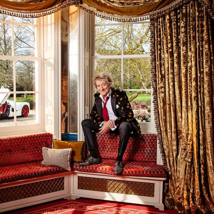 Le musicien écossais Rod Stewart prend la pose dans sa propriété de l’Essex au nord-est de Londres