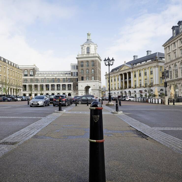 La grande place de la bourgade, le Queen Mother Square