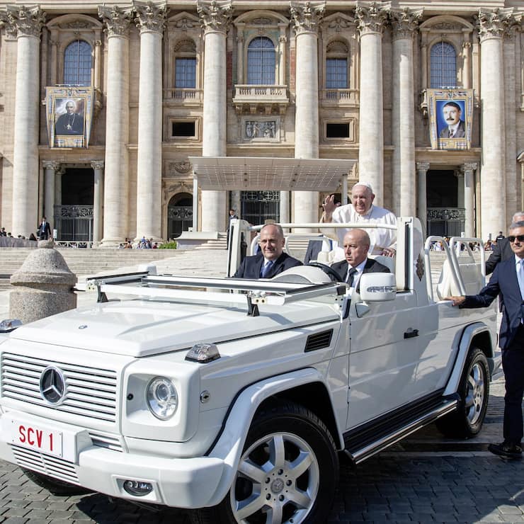 Le pape François dans sa voiture
