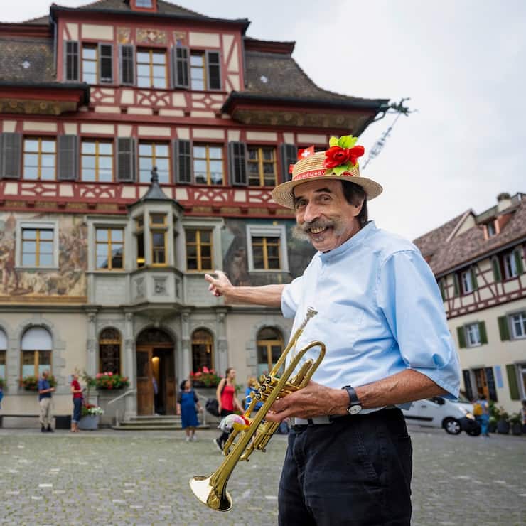 Sigi Michel devant l’hôtel de ville de Stein am Rhein. 