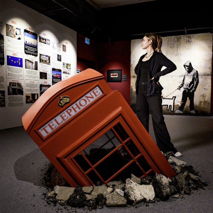 L'exposition «The Mystery of Banksy – A Genius Mind». Ici, l'oeuvre «Submerged Phone Booth».