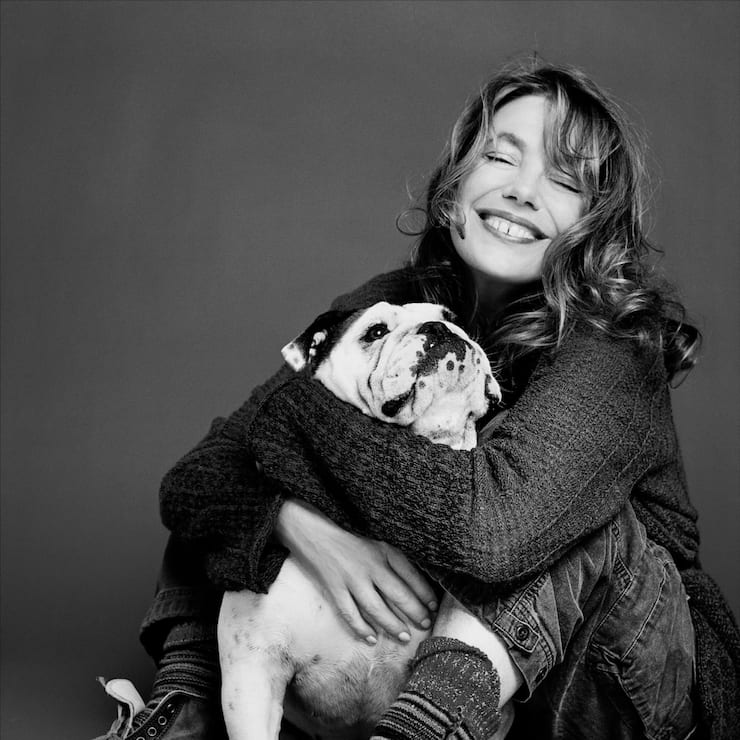 Jane Birkin en 2003 avec son bouledogue Dora