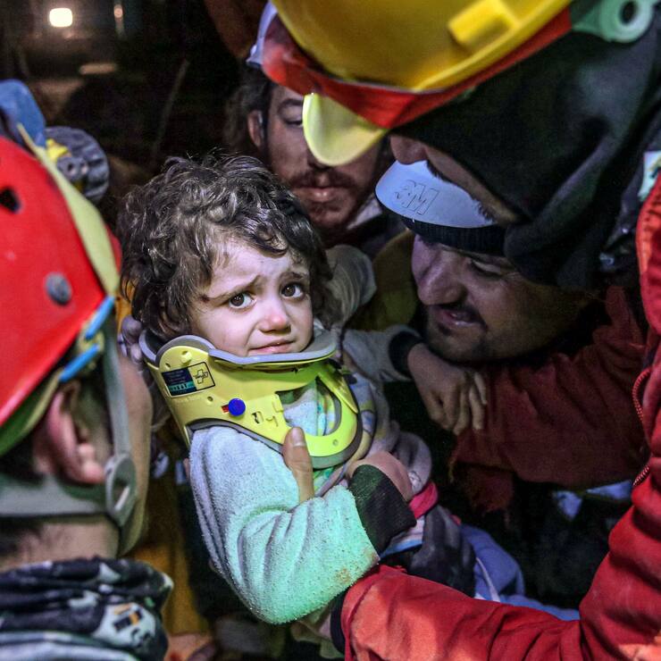 Une petite fille de 2 ans a été sauvée après 44 heures passées sous les débris.