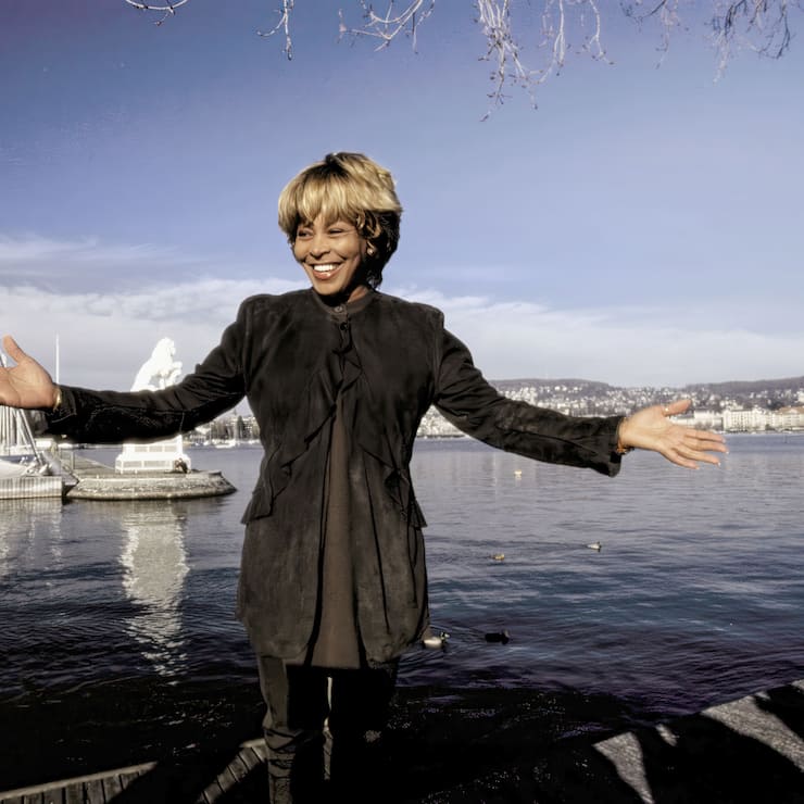 Tina Turner en 1995 posant dans le quartier d’Enge à Zurich