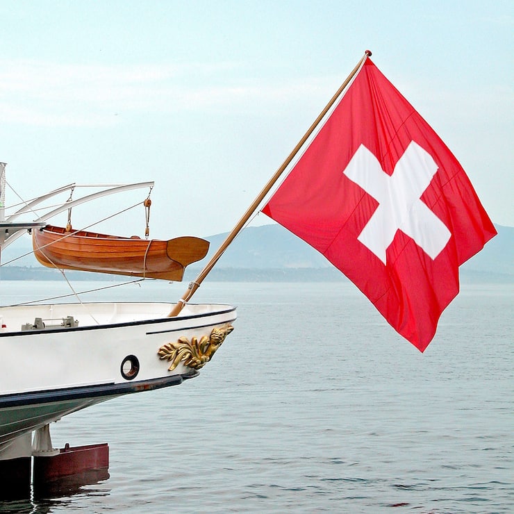 Le décor de poupe sculpté dans le bois et recouvert de feuilles d’or de La Suisse, mis en service en 1910. Pas peu fière, la CGN qualifie ce navire rénové en 2009 de plus beau bateau à vapeur du monde.