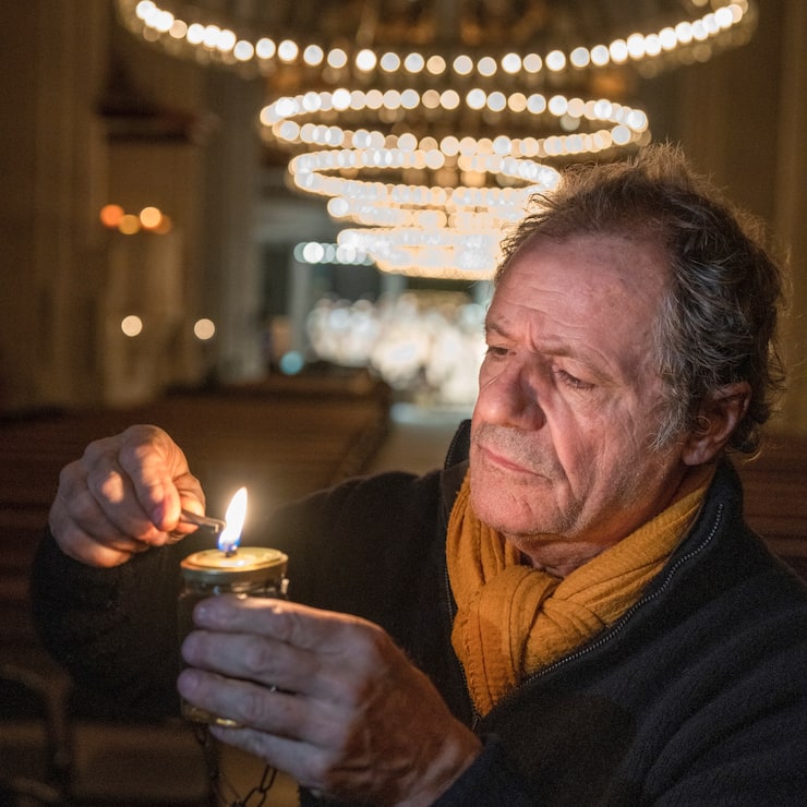 Renato Häusler contrôle et allume chacun des 600 lumignons que compte cette installation. Ils sont remplis d’une cire liquide qui tient vingt heures.