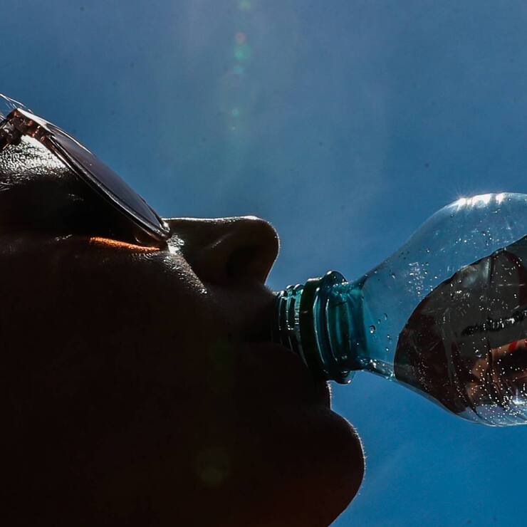  Symbolfoto, Hitze, Hitzewelle, trinken, Mineralwasser
