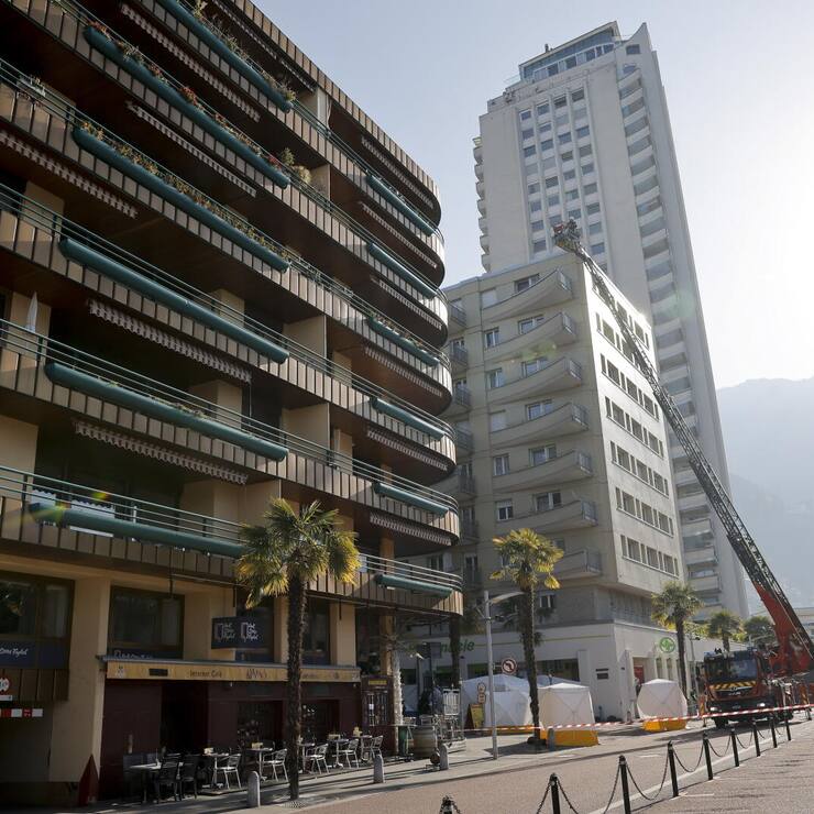 Photo prise sur les lieux de l'accident du drame de Montreux: quatre personnes ont été retrouvées mortes et une autre grièvement blessée au pied d'un immeuble après en être tombées, à Montreux, en Suisse, le 24 mars 2022.