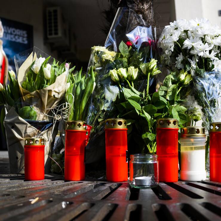 Des bougies et des fleurs en hommage aux victimes sont deposees sur les lieux du drame le vendredi 25 mars 2022 a Montreux. Quatre personnes ont ete retrouvees mortes jeudi matin au pied d'un immeuble du centre-ville de Montreux (VD), et une cinquieme se trouve dans un etat grave. Les circonstances du drame ne sont pas encore connues, mais les victimes auraient saute depuis un appartement. (KEYSTONE/Jean-Christophe Bott)