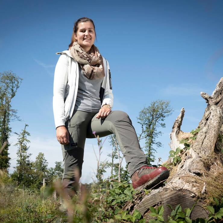 Noémie Schaeffter, collaboratrice scientifique de l'office jurassien de l'environnement et ingénieure forestière.