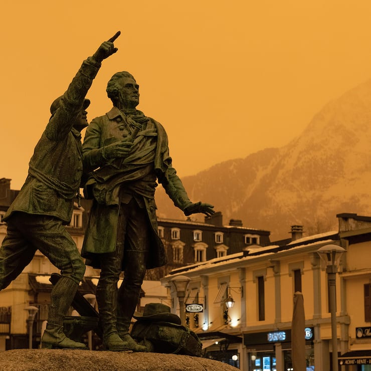 Ciel et lumiere orange ce matin dans la vallee de Chamonix Mont Blanc.