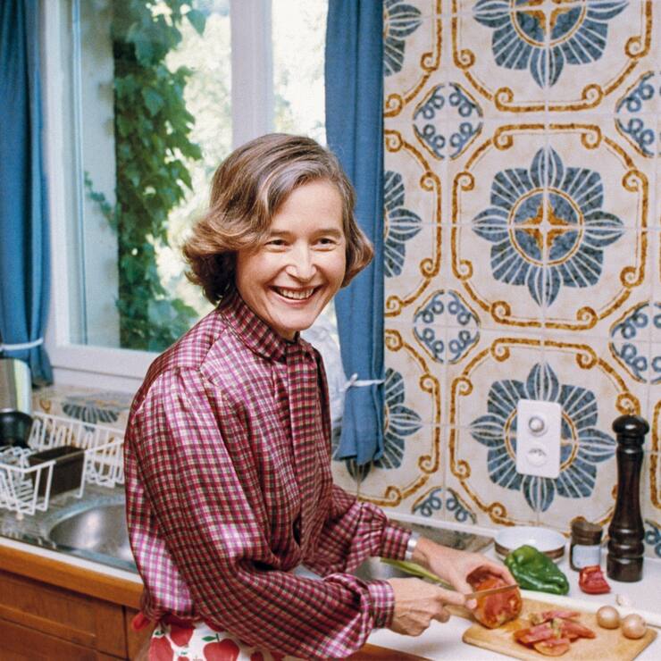 Elisabeth Kopp travaille dans la cuisine de sa maison à Zumikon, photographiée en 1984, l'année de son élection en tant que première femme au Conseil fédéral.